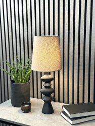 Nina 54cm Zwart tafellamp Van Aneta Lighting - Met een stoffen kap die een aangenaam licht verspreidt en een lampenvoet met een licht ruwe structuur.