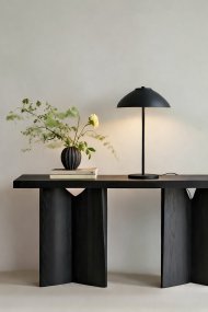 Vali 40cm Zwart Van Belid - De brede kap richt het licht naar beneden en cre&euml;ert een heldere lichtzone die de ruimte structuur en sfeer geeft.