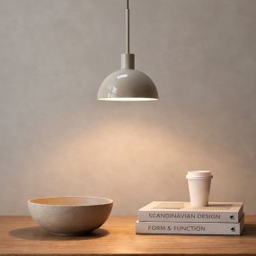 Vienda Ø20 Beige Van Herstal - Vienda is een stijlvolle metalen hanglamp met een zachte beige kleur en een tijdloos design.