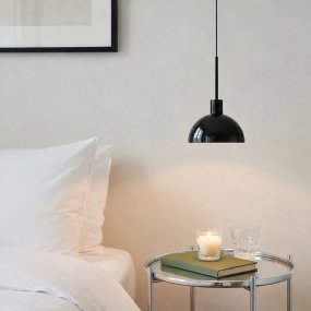 Vienda Ø20 Zwart Van Herstal - Vienda is een stijlvolle metalen hanglamp met een glanzend zwarte kleur en een tijdloos design.