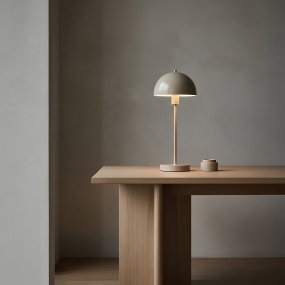 Vienda 48cm Beige tafellamp Van Herstal - De Vienda tafellamp heeft een klassiek en elegant design, waardoor de lamp jarenlang in huis gebruikt kan worden.