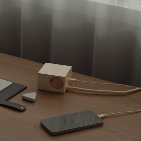 Cuboid+ Parelmoer Ivoor Van Kord - In een tijdperk waarin technologie een vanzelfsprekend onderdeel is van het dagelijks leven, verdienen zelfs de meest alledaagse voorwerpen een prachtig design en doordachte afwerking.