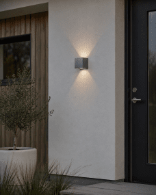 Alu Box 12cm Aluminium wandlamp Van Lampan - Het unieke ontwerp zorgt voor een prachtig op- en neergaand licht dat zachtjes op de muur valt en de kamer een aangename en uitnodigende sfeer geeft.