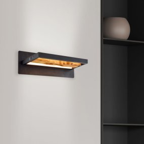 Chaumont 35cm Hout wandlamp Van Brilliant - Hij past zowel in de woonkamer en slaapkamer als in de hal en verspreidt een warme en huiselijke sfeer.