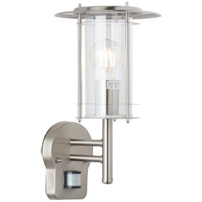 York Staal buitenlamp Van Brilliant - Deze metalen wandlamp met roestvrijstalen afwerking is een logische keuze bij de entree van uw huis.