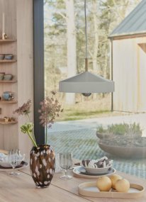 Hatto Ø30 Wit hanglamp Van OYOY - De Hatto hanglamp in het wit heeft een stijlvol design met een matte afwerking, elegante messing details en een textielsnoer.