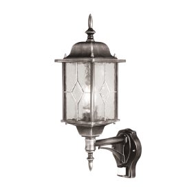 Wexford Zilver buitenlamp Van Elstead Lighting - De lamp is voorzien van een praktische bewegingssensor die het licht automatisch inschakelt bij beweging binnen een afstand van 1-8 meter en een detectiehoek van 120 graden.