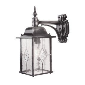 Wexford Zilver buitenlamp Van Elstead Lighting - Wexford is een klassieke wandlamp voor buiten, gemaakt van aluminium met een elegante donkerzilveren afwerking en decoratieve glazen secties met een loodpatroon.