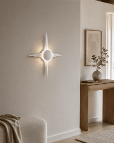 Bari 55cm Wit wandlamp Van Lampan - Ontworpen wandlamp met ge&iuml;ntegreerde LED die zowel op de muur als door de acrylring een mooi, wit decoratief licht geeft.