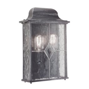 Wexford Zilver buitenlamp Van Elstead Lighting - Wexford is een klassieke buitenwandlamp, gemaakt van aluminium met een elegante donkerzilveren afwerking en decoratieve glazen panelen met een loodpatroon.