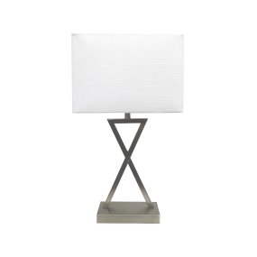 X-factor 54cm Nikkel tafellamp Van Nordic Lighting - De X-factor tafellamp combineert een moderne geometrische metalen voet met een elegante satijnnikkel afwerking met een witte linnen kap.
