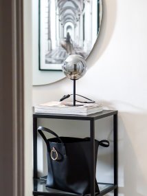 Molekyl 27cm Rookgrijs tafellamp Van Aneta Lighting - Het moderne design en de stijlvolle voet van de lamp maken hem tot een ideaal detail op het nachtkastje, in de boekenkast of op de vensterbank.