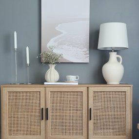 Athena 58cm Natuurlijk wit tafellamp Van Aneta Lighting - Met een gebogen keramische basis in de vorm van een antieke kan, voegt het een rustieke toets toe aan uw huis.