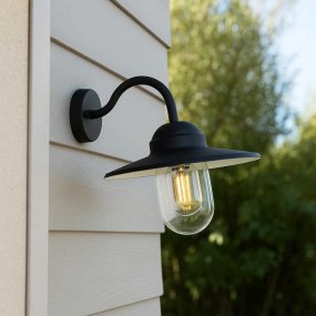 Ystad Zwart buitenlamp Van Lampan - Ystad &auml;r en klassisk stallykta i svart f&auml;rg och klart glas.