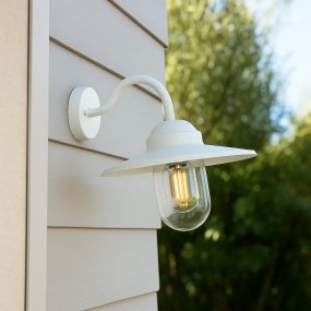 Ystad Wit buitenlamp Van Lampan - Ystad &auml;r en klassisk stallykta i vit f&auml;rg och klart glas.