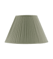 Fabric Lamp Shade 300 Olijfgroen Van Karlskrona lampfabrik - Klassieke textielklep van geplooid katoen met een ringzoom voor eenvoudige bevestiging.
