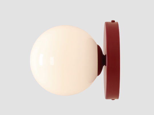 Ball Ø15 Bourgondië wandlamp Van Artera - Dankzij het minimalistische ontwerp past de lamp naadloos in zowel moderne als klassieke interieurs en biedt hij effectief licht dat de sfeer in de kamer verbetert.