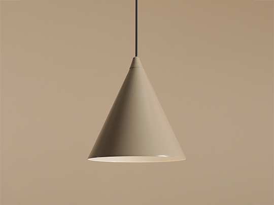 Form Ø24 Beige hanglamp Van Artera - Het tijdloze design en de subtiele kleur zorgen ervoor dat de lamp gemakkelijk in verschillende interieurstijlen past en tegelijkertijd een verfijnde en moderne uitstraling aan de kamer toevoegt.