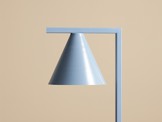 Form 40cm Blauw tafellamp Van Artera - Het tijdloze design en de subtiele kleur zorgen ervoor dat de lamp gemakkelijk in verschillende interieurstijlen past en tegelijkertijd een verfijnde en moderne uitstraling aan de kamer toevoegt.