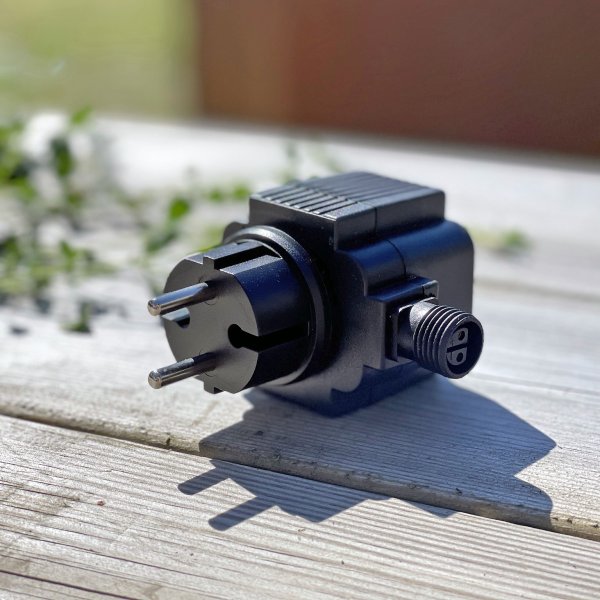Transformator 21w Zwart Van Lightson - De transformator is een compact model dat u direct in uw 230 volt stopcontact steekt.