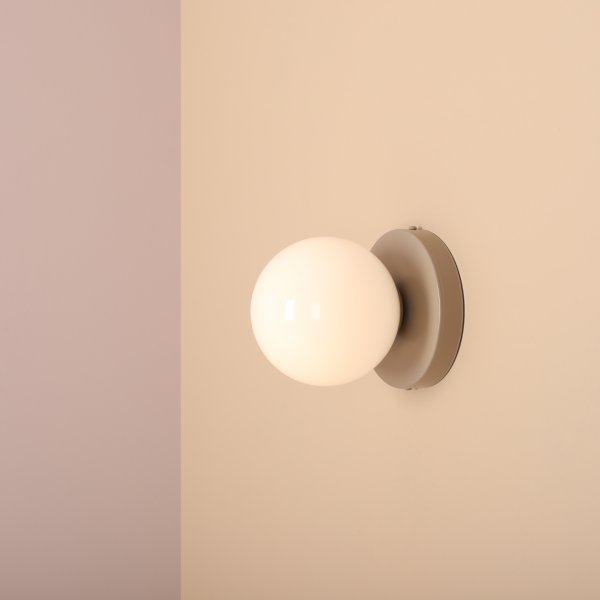 Ball Ø15 Beige wandlamp Van Artera - Perfect voor de hal, slaapkamer of woonkamer &ndash; een klein detail met een groot effect.