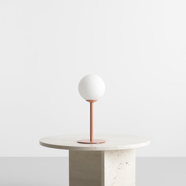 Pinne 35cm Koraal tafellamp Van Artera - De slanke voet van de lamp in een subtiele koraalrode tint geeft hem een moderne uitstraling en is perfect als decoratief detail in zowel de woonkamer, slaapkamer of op het balkon.