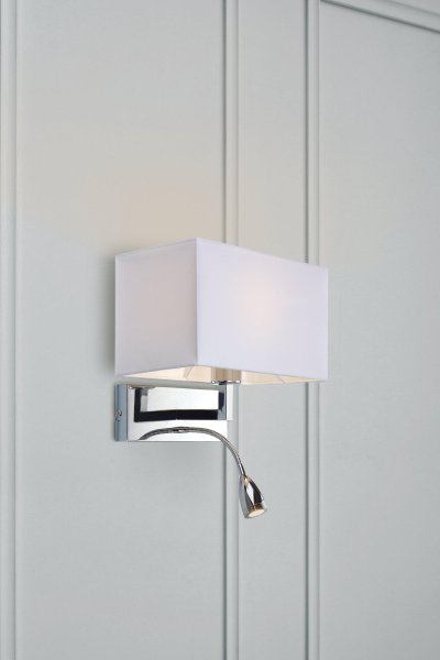 Savoy Chroom leeslamp Van Markslöjd - Een stijlvolle wandlamp met een witte textielen kap en een aparte chromen leeslamp, perfect voor in de slaapkamer.
