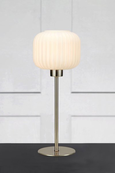 Sober 38cm Staal tafellamp Van Markslöjd - Sober is een elegante tafellamp met een stijlvolle glazen kap en een stalen voet.