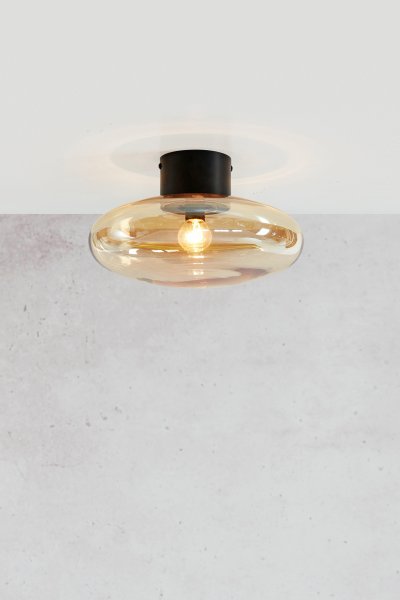 Locus Ø28 Amber plafondlamp Van Markslöjd - Deze gecombineerde plafondlamp en wandlamp combineert een stijlvolle zwarte basis met een amberkleurige glazen kap die een warm en uitnodigend licht verspreidt.