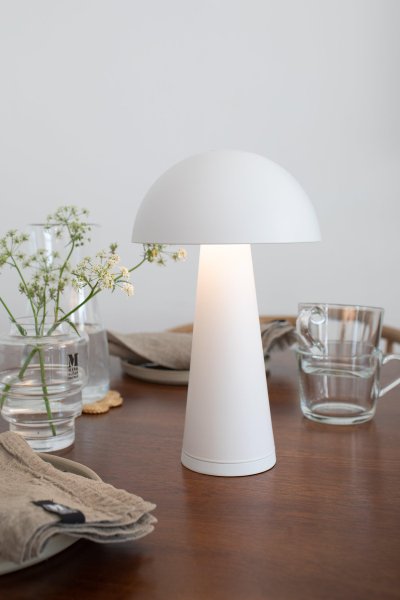 Fungi 26cm Wit Draagbare Van Markslöjd - Fungi is een stijlvolle en draagbare tafellamp in matwit metaal, ontworpen voor zowel binnen- als buitengebruik.