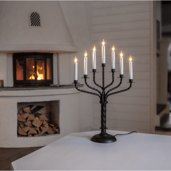 Bore Zwart Van Star Trading - Verspreidt een sfeervol licht en cre&euml;ert een kerstsfeer.