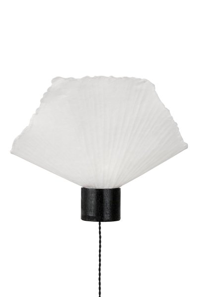 Natur Zwart wandlamp Van Globen Lighting - De Tropez wandlamp doet denken aan de Middellandse Zee en de Franse Rivièra, deels door het spannende materiaal en deels door de golvende vorm.