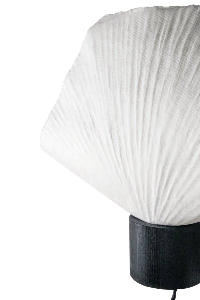 Natur Zwart wandlamp Van Globen Lighting - De Tropez wandlamp doet denken aan de Middellandse Zee en de Franse Rivièra, deels door het spannende materiaal en deels door de golvende vorm.
