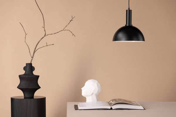 Narbonne Ø25 Zwart hanglamp Van Venture Design - De lamp past net zo goed boven de eettafel als in de hal of in de slaapkamer, de keuze is aan jou!