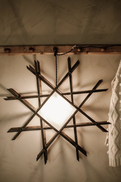Lea Ø70 Bruin Van Globen Lighting - Deze lamp is een mooie blikvanger voor het raam, aan de muur of staand; een kantoor en is van beide kanten even mooi.