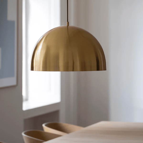 Grand Ø43 Mat messing hanglamp Van H. Skjalm P - De Grand plafondlamp in mat messing is een hanglamp in de vorm van een halve koepel, zorgvuldig met de hand gesneden, waardoor elk exemplaar uniek is.