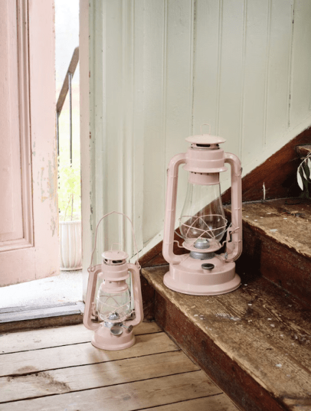 Storm Lantern big Roze Van Strömshaga - Een lantaarn met een klassiek design die een mooi interieurdetail vormt en zowel binnen als buiten voor een prachtig licht zorgt.
