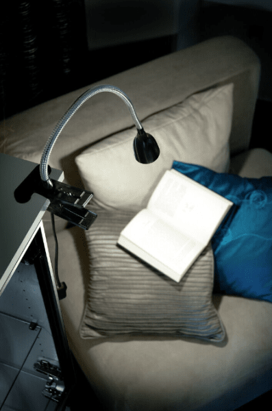 Stella Zwart klemlamp Van Airam - Bevestig de lamp met de klem aan de rand van een tafel of plank.