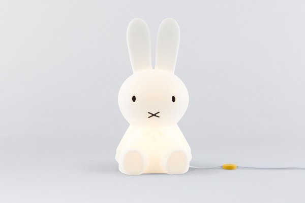 Miffy Star Light Wit kinderlamp Van Mr Maria - Nijntje, bekend en geliefd om haar verhalen en stijlvolle expressie, wordt een uniek en rustgevend detail in de kamer.