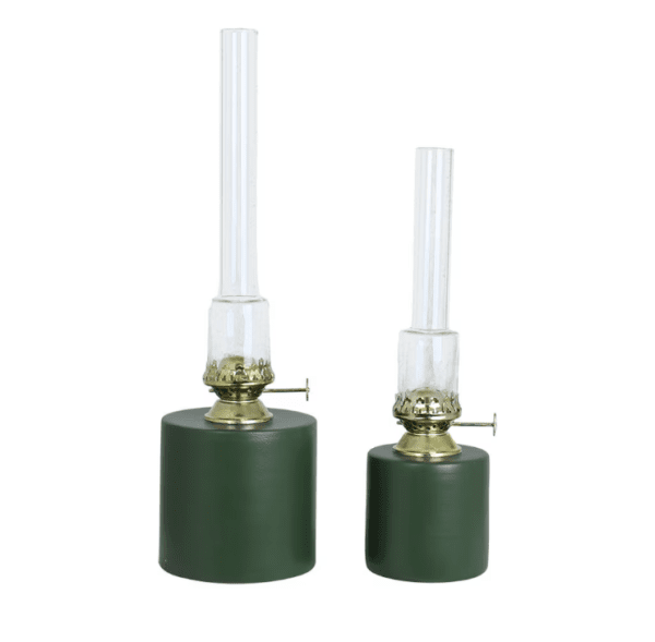 Kerosene Lamp Straight small Groente Van Strömshaga - Prachtige petroleumlamp van groen gelakt hout met een brander van helder glas en een brander van messing.