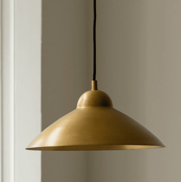 Studio 30Ø Ruw messing hanglamp Van H. Skjalm P - De Studio hanglamp met messing frame is een elegante plafondlamp met een eenvoudig en mooi silhouet.