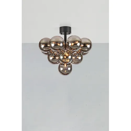 Merlot Ø56 Rookgrijs plafondlamp Van Markslöjd - De prachtige Merlot met zijn 13 rookkleurige glazen bollen in combinatie met zwart metaal maakt de plafondlamp tot een waar kunstwerk.