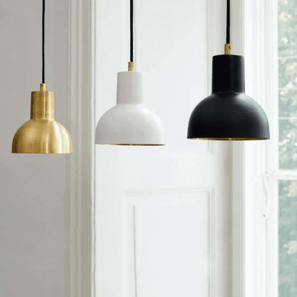 Mini Ø14 Mat wit hanglamp Van H. Skjalm P - Mini-hanglamp in matwit metaal met goudkleurige binnenkant en messing details.