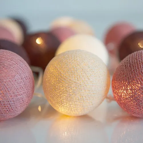 Irislights Dusty Pink 20-lights Roze Van Irislights - De elegante Dusty Pink lichtslinger is van Irislights en is een prachtige lichtbron gemaakt van handgemaakte bollen van katoen en polyester.
