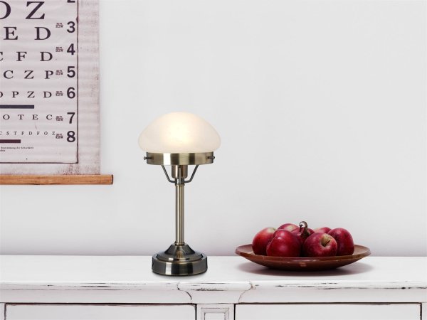 Mini Strindberg 30cm Antiek messing tafellamp Van Cottex - Dankzij de robuuste metalen constructie en het gematteerde glas verspreidt de lamp een zacht en aangenaam licht, perfect voor op het nachtkastje of als stijlvol interieurdetail in de woonkamer.