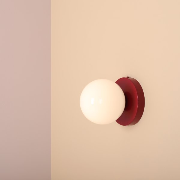 Ball Ø15 Bourgondië wandlamp Van Artera - Dankzij het minimalistische ontwerp past de lamp naadloos in zowel moderne als klassieke interieurs en biedt hij effectief licht dat de sfeer in de kamer verbetert.