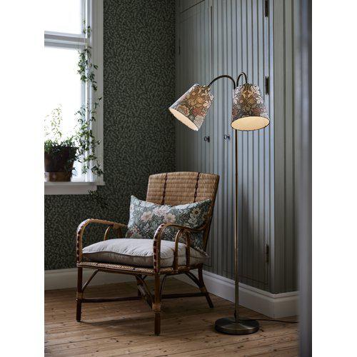 Amy Messing vloerlamp Van PR Home - Amy straalt een eenvoudige en klassieke stijl uit met haar lampenvoet van messing en zilver.