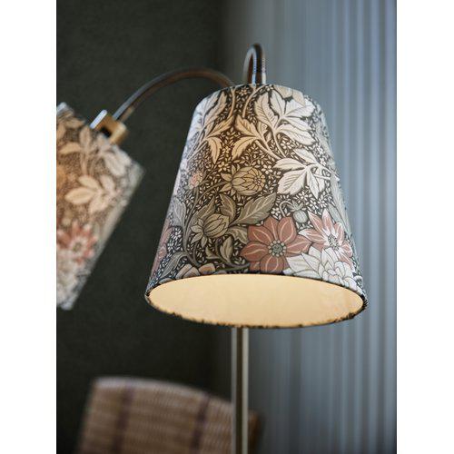 Amy Messing vloerlamp Van PR Home - Amy straalt een eenvoudige en klassieke stijl uit met haar lampenvoet van messing en zilver.