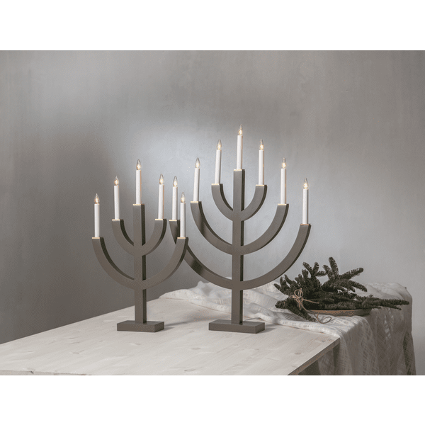 Anno Wrat Van Star Trading - De kandelaar is modern en traditioneel tegelijk en past perfect in een raam of op tafel.