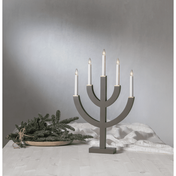 Anno Wrat Van Star Trading - De kandelaar is modern en traditioneel tegelijk en past perfect in een raam of op tafel.